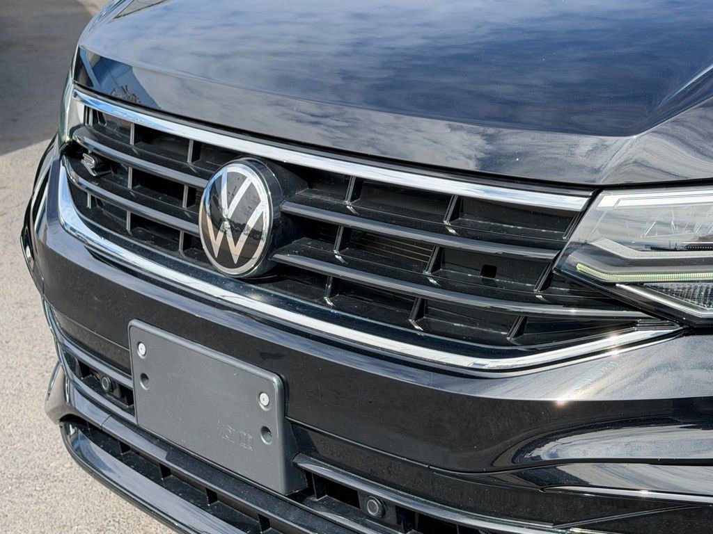 Used 2023 Volkswagen Tiguan SE R-Line image 28