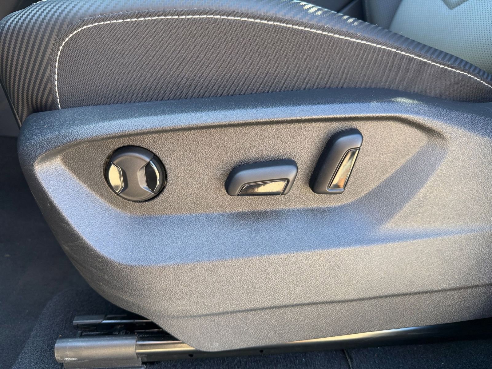 Used 2025 Volkswagen Atlas Cross Sport SE image 23