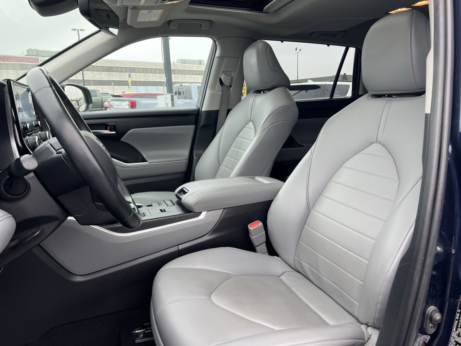 Used 2021 Toyota Highlander XLE image 13