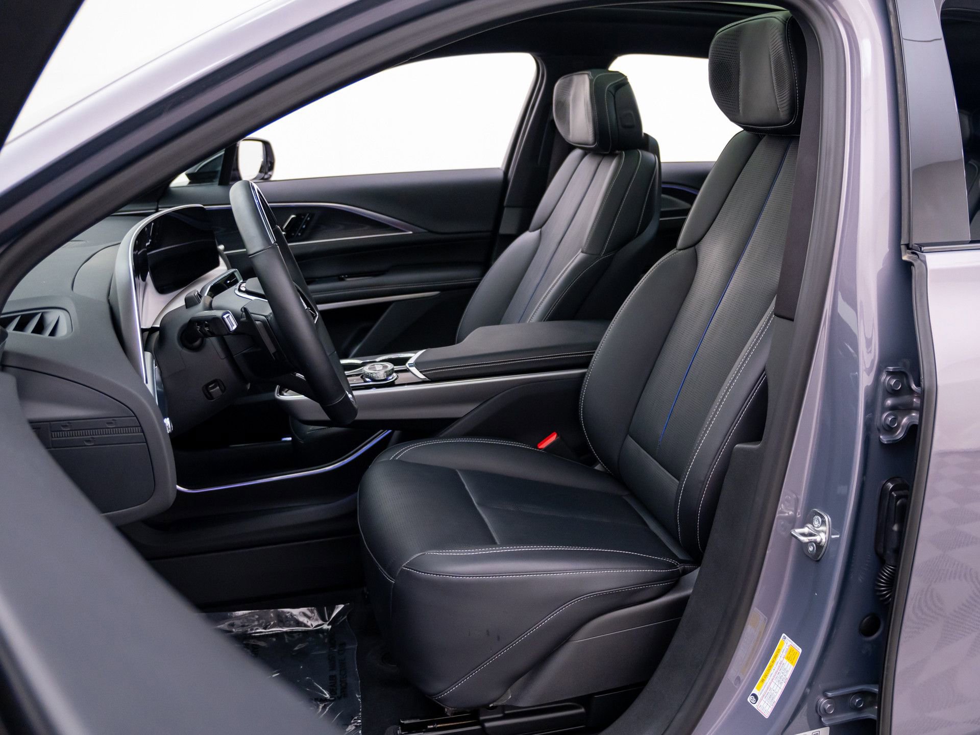 Certified 2025 Cadillac Lyriq Luxury w/ LPO, Floor Liner Package image 19