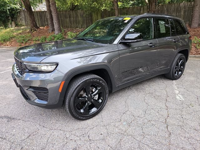 Used 2025 Jeep Grand Cherokee Altitude AWD/4WD image 4