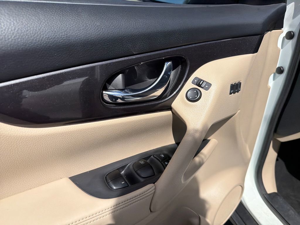 Used 2018 Nissan Rogue SV w/ Premium Package FWD image 15