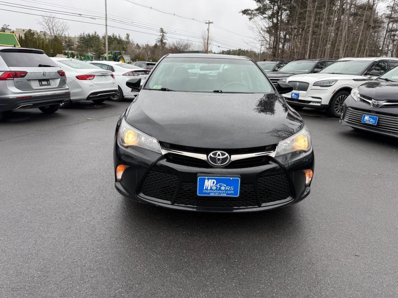Used 2017 Toyota Camry SE w/ Moonroof Package FWD image 3