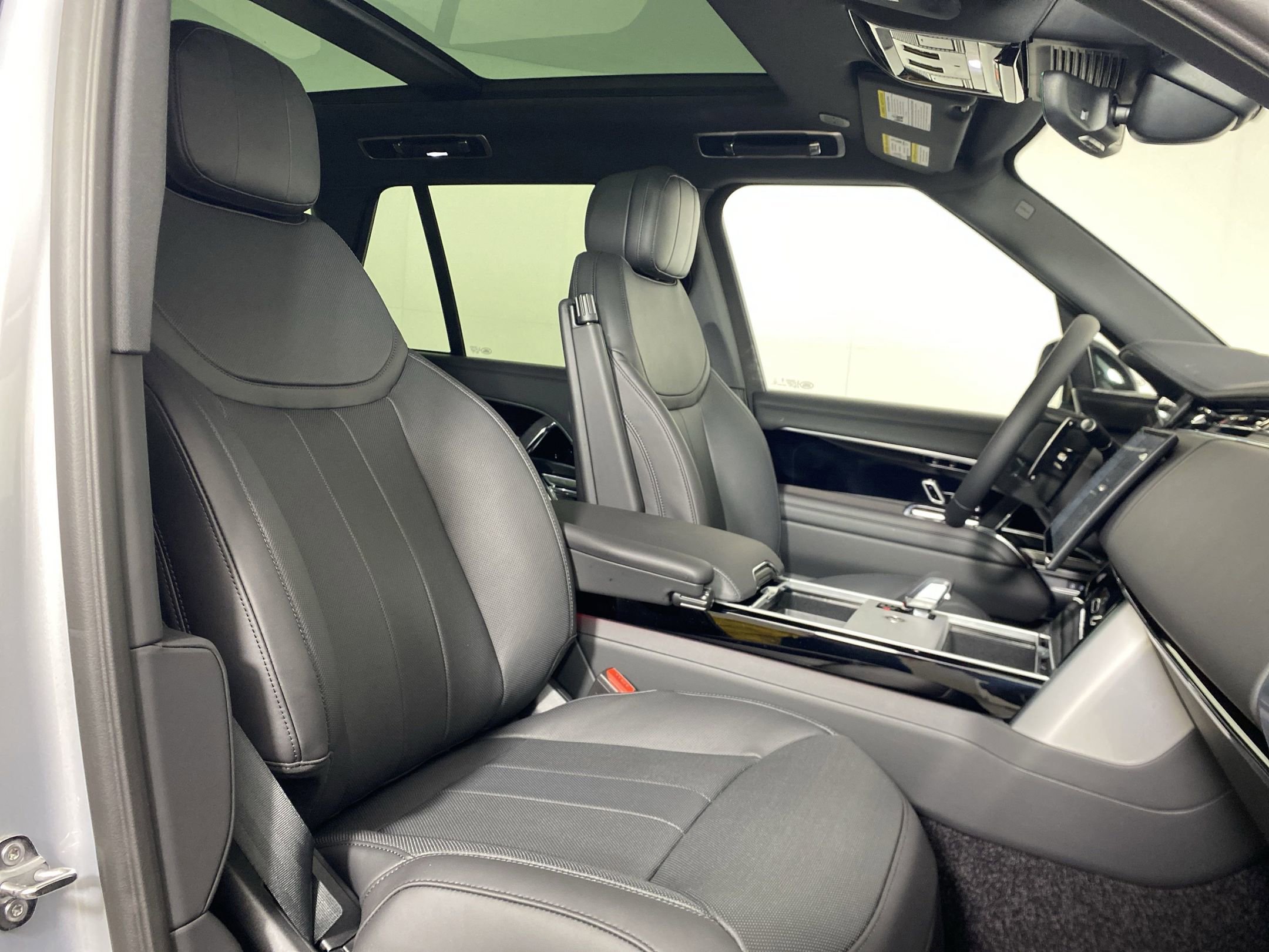 New 2025 Land Rover Range Rover SE image 18