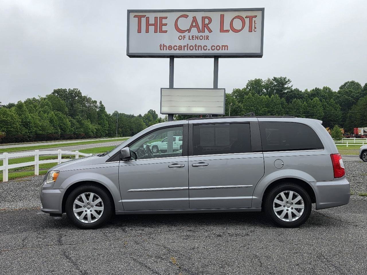 Used 2014 Chrysler Town & Country Touring FWD image 2