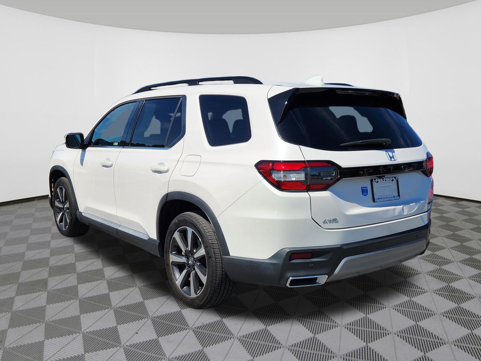 Used 2025 Honda Pilot Touring image 3