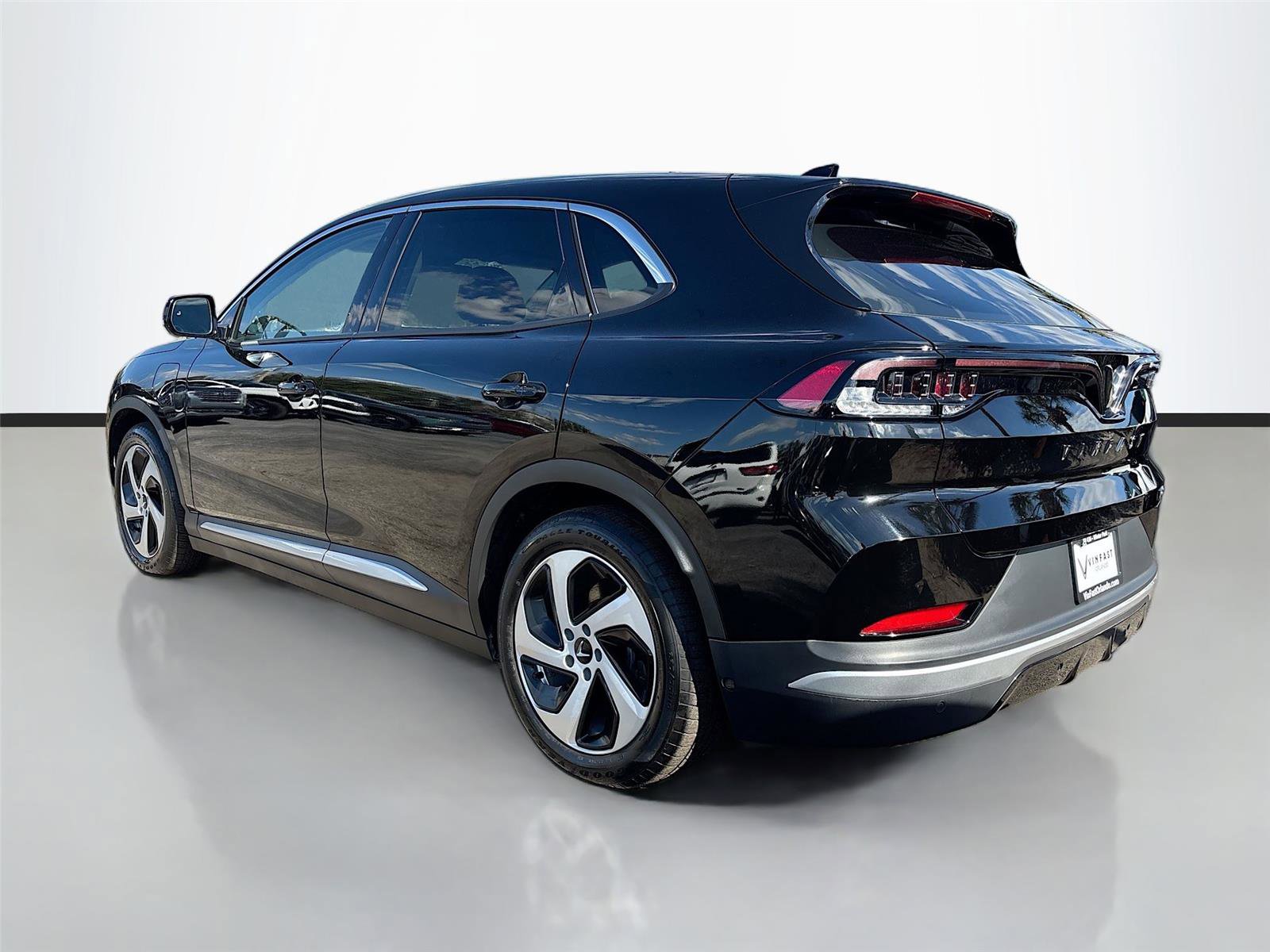 Used 2023 VinFast VF 8 Eco image 5