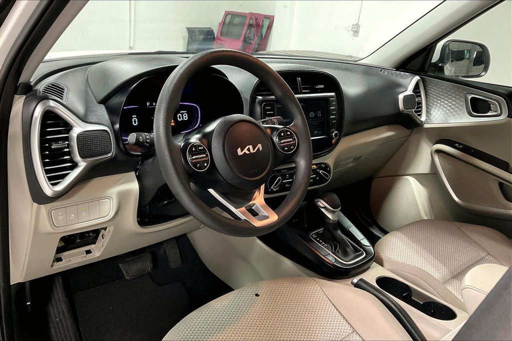 Used 2025 Kia Soul LX w/ LX Technology Package FWD image 16