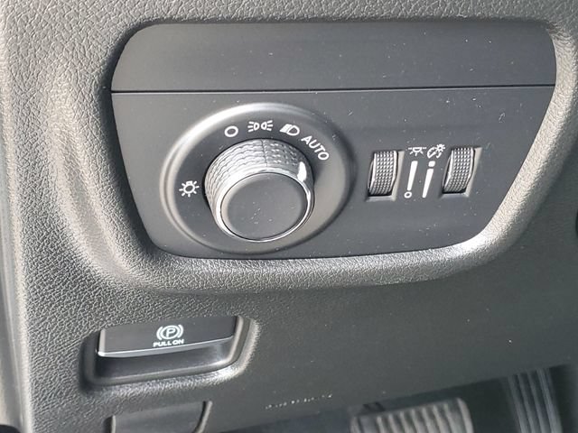 Used 2023 Jeep Grand Cherokee Laredo AWD/4WD image 9