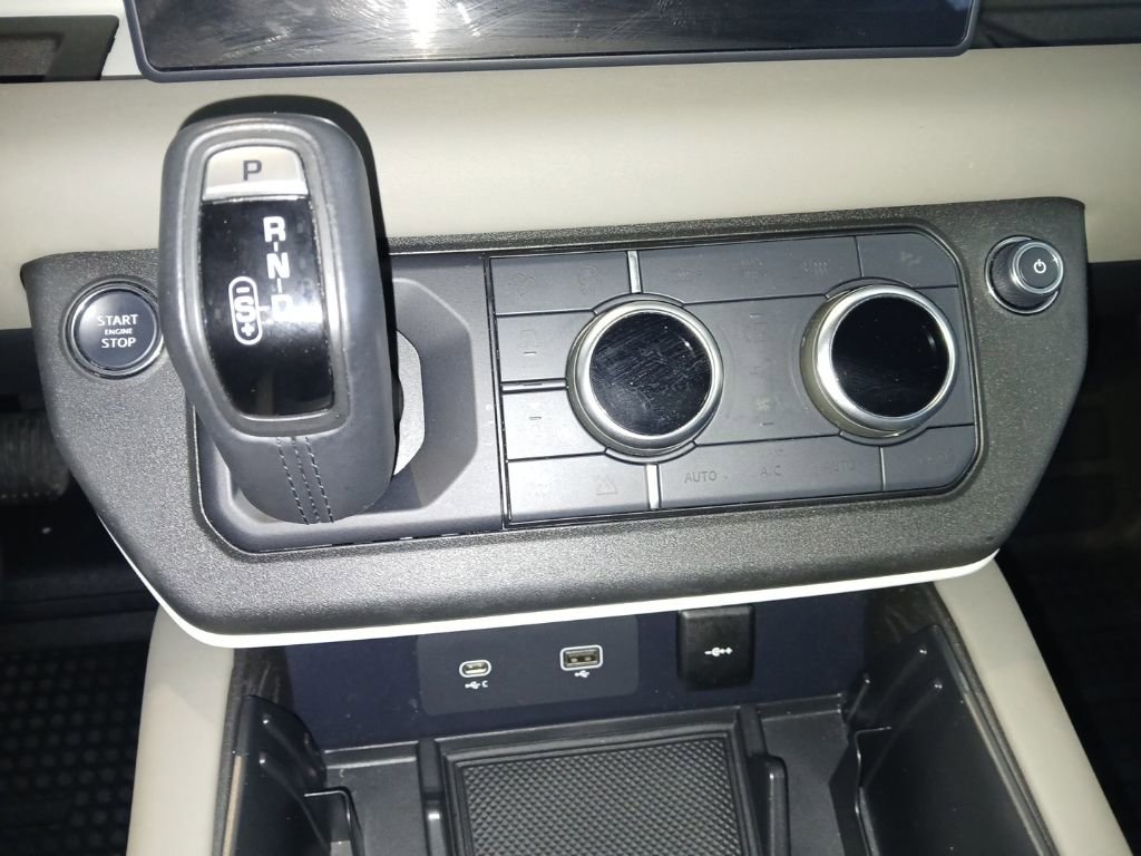 Used 2024 Land Rover Defender 110 S image 34