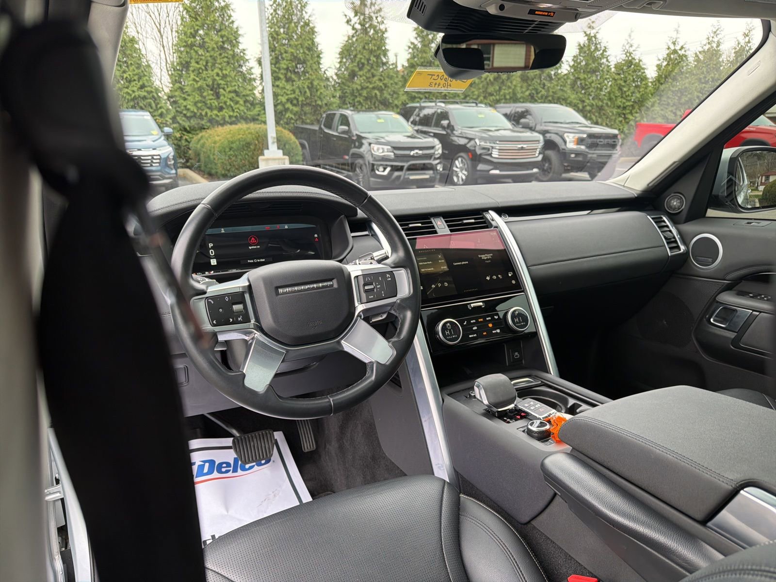 Used 2022 Land Rover Discovery S image 25