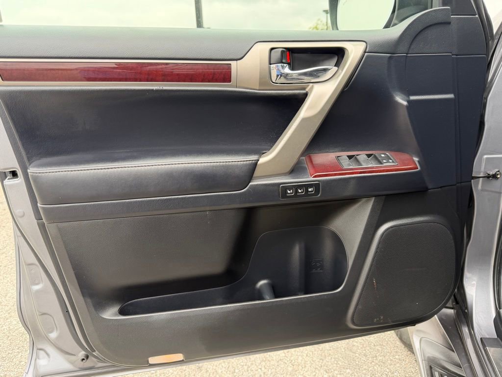 Used 2018 Lexus GX 460 Premium w/ Premium Package image 16