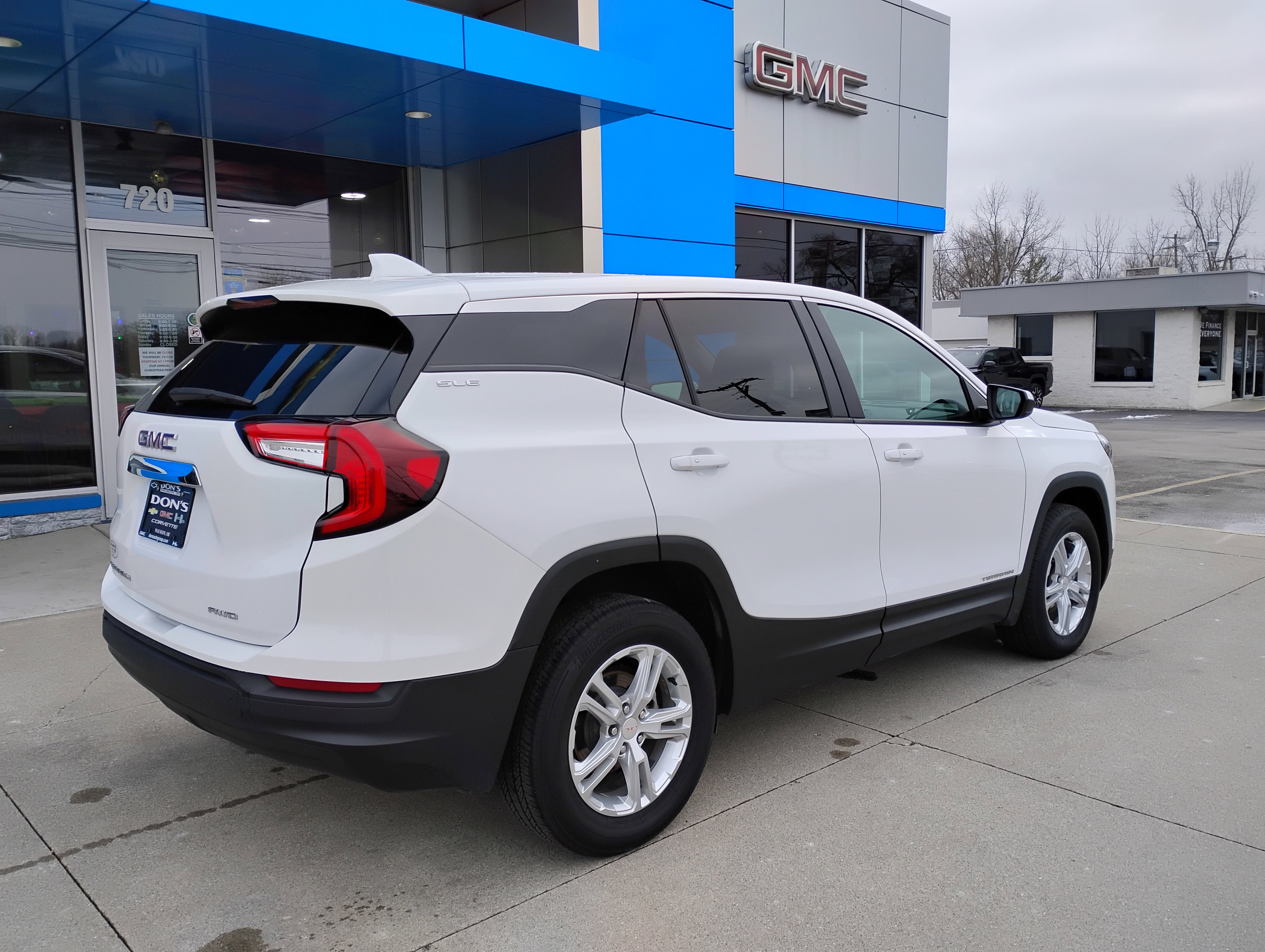 Used 2023 GMC Terrain SLE image 36