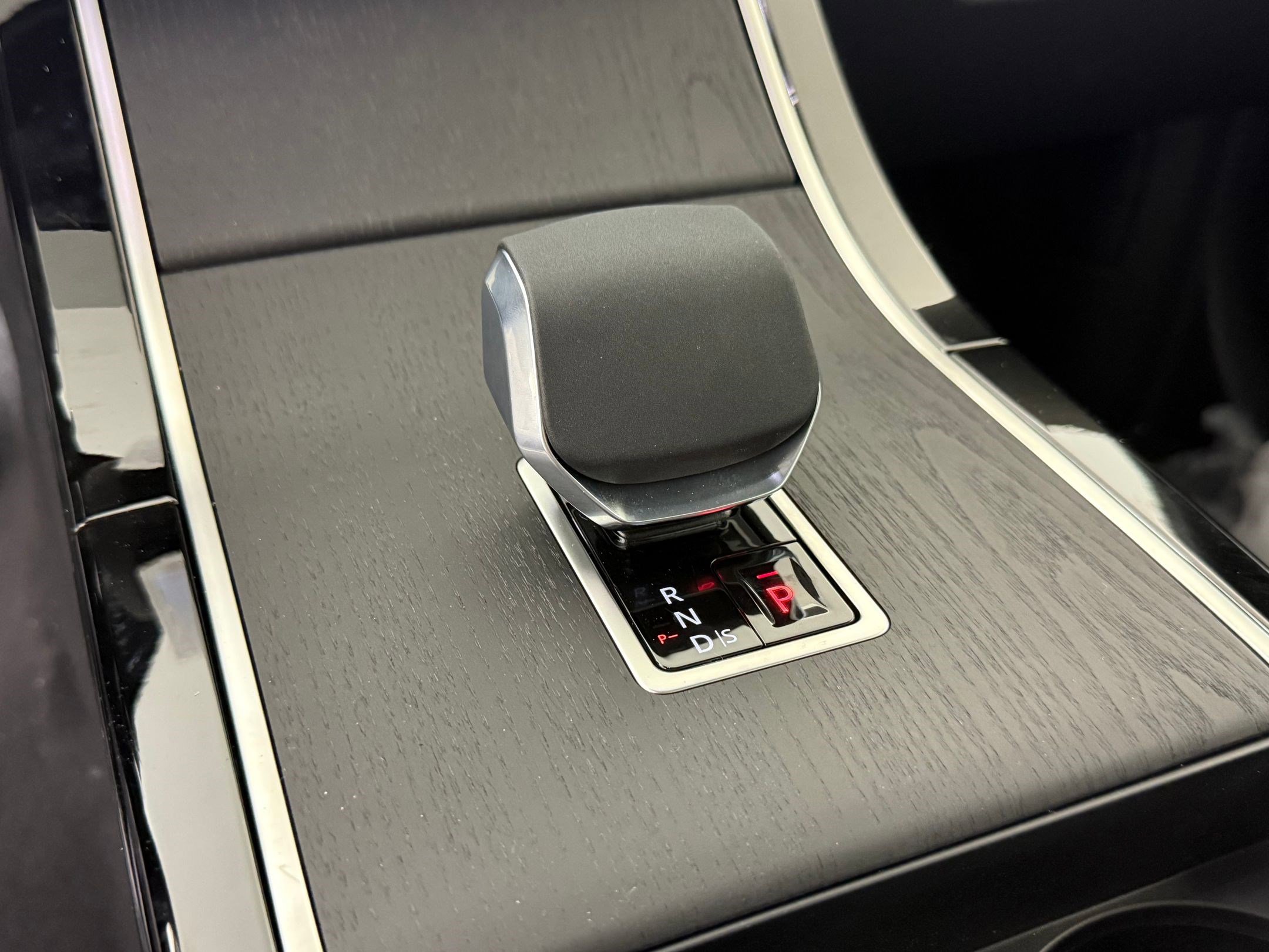 New 2026 Land Rover Range Rover Velar S AWD/4WD image 18