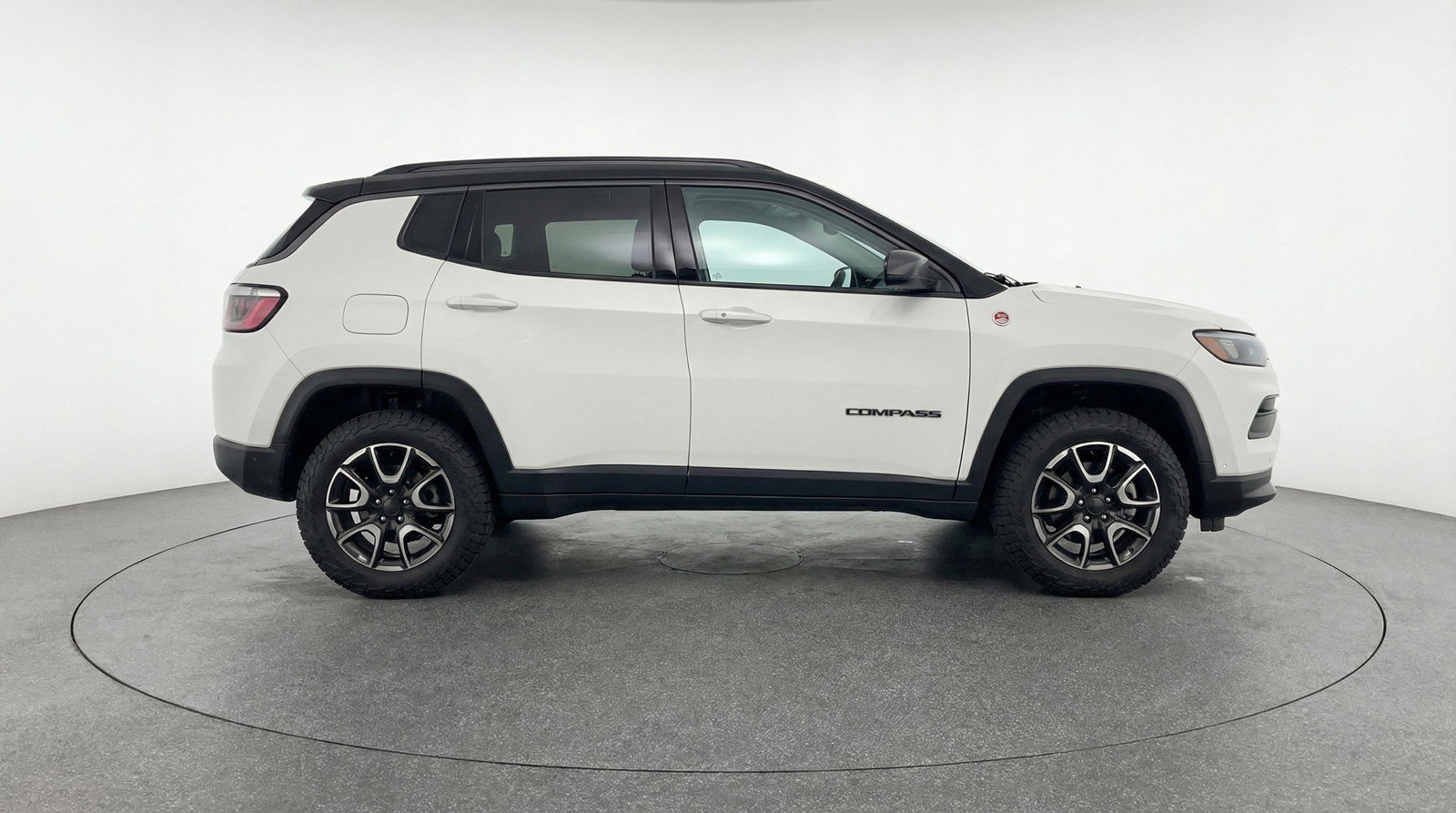 Used 2025 Jeep Compass Trailhawk image 11