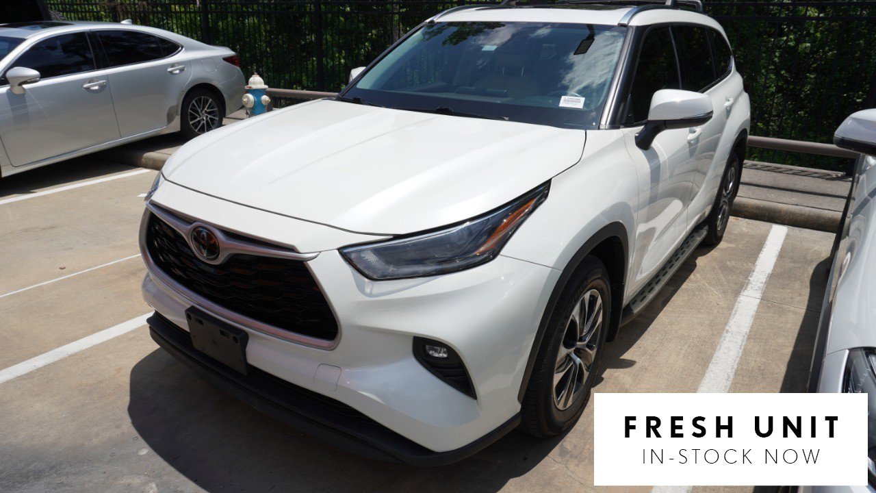 Used 2021 Toyota Highlander XLE AWD/4WD image 1