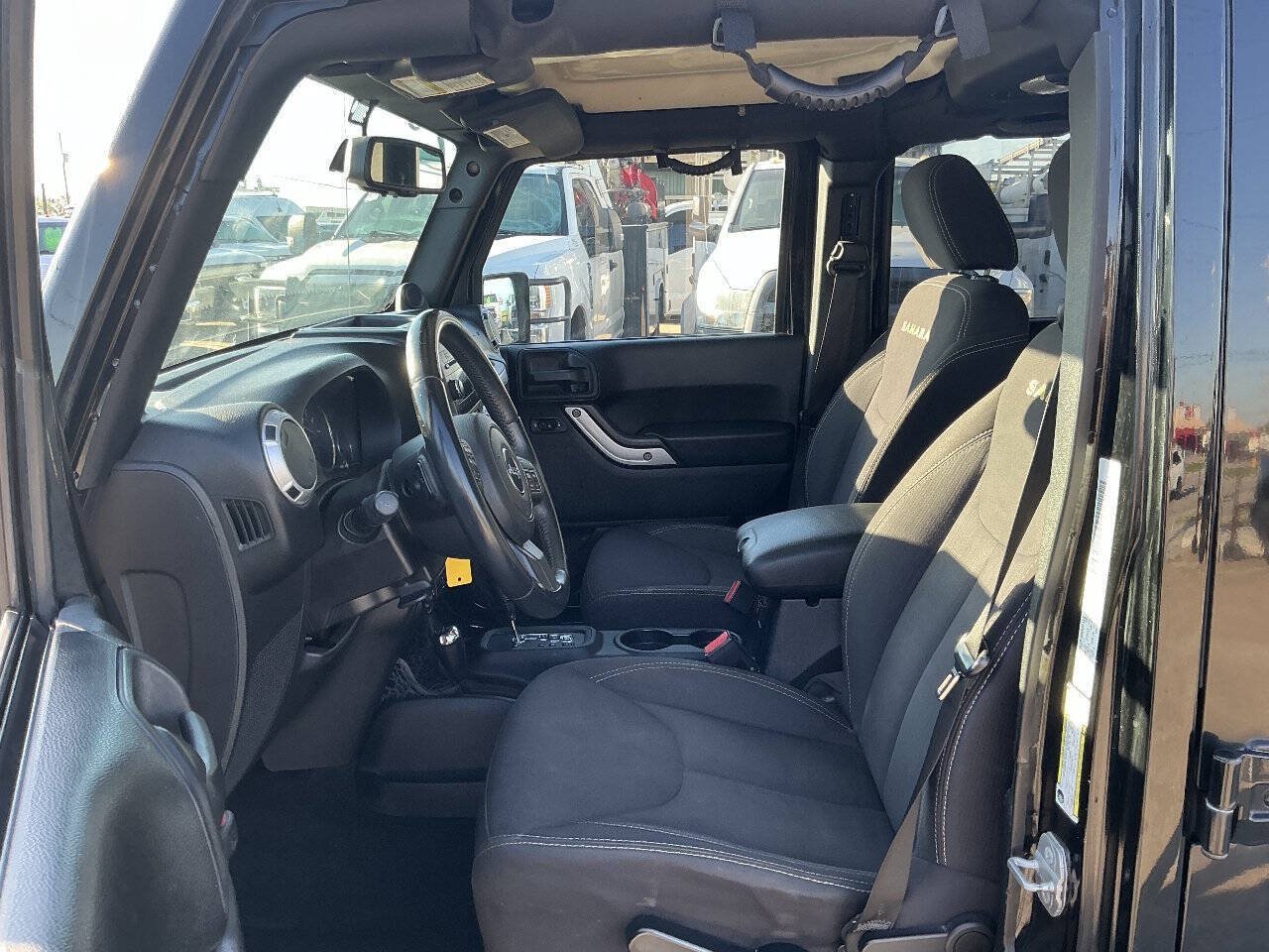Used 2014 Jeep Wrangler Unlimited Sahara w/ Connectivity Group AWD/4WD image 11