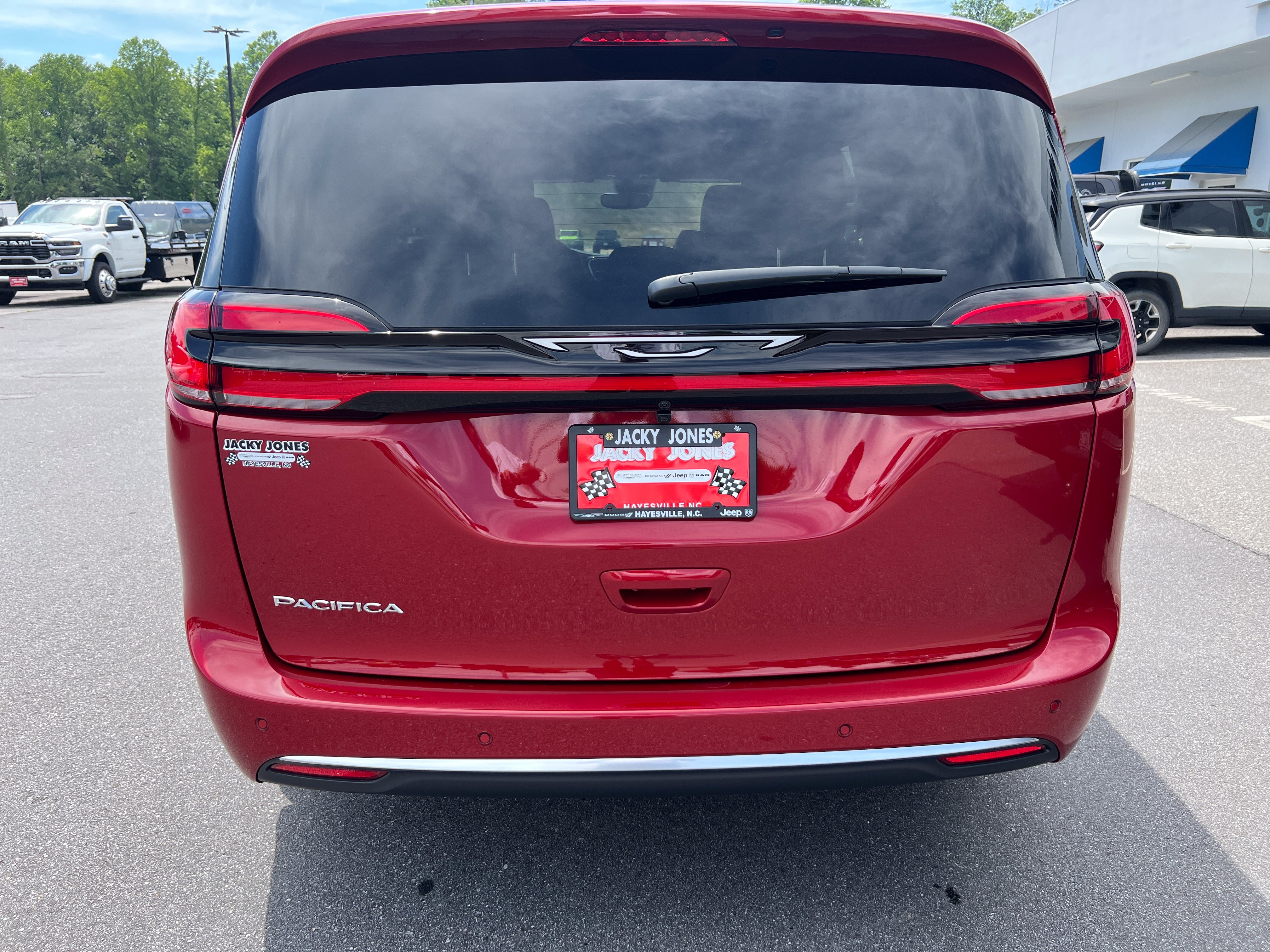 New 2027 Chrysler Pacifica Select FWD image 2