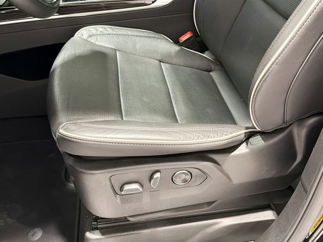 Certified 2025 Cadillac Escalade ESV Premium Luxury image 18
