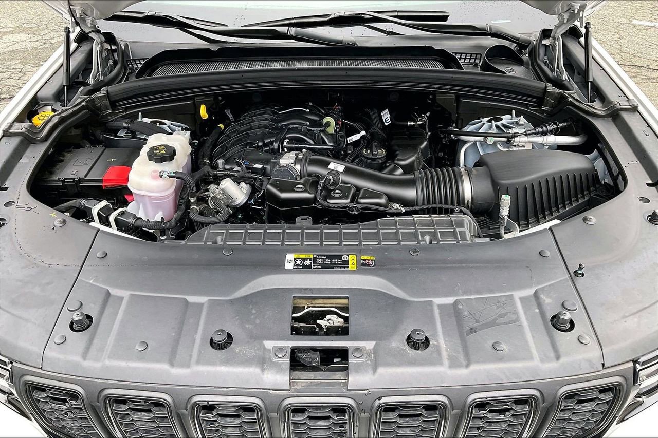 Certified 2025 Jeep Grand Cherokee Limited w/ Black Appearance Package image 39