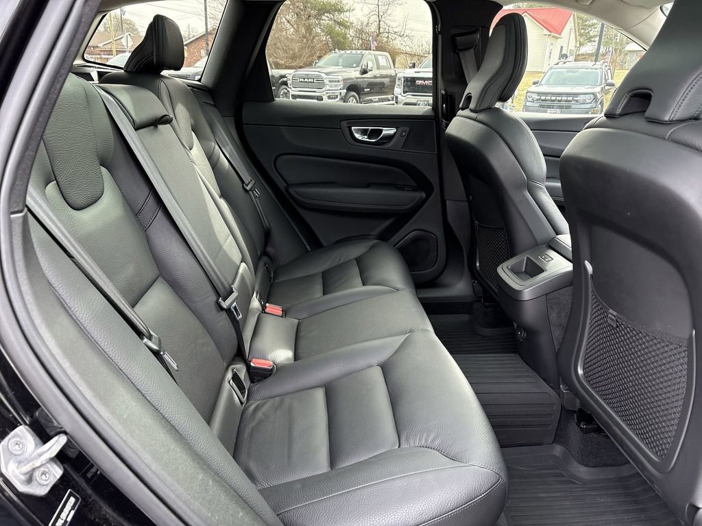 Used 2022 Volvo XC60 B5 Momentum w/ Climate Package image 27