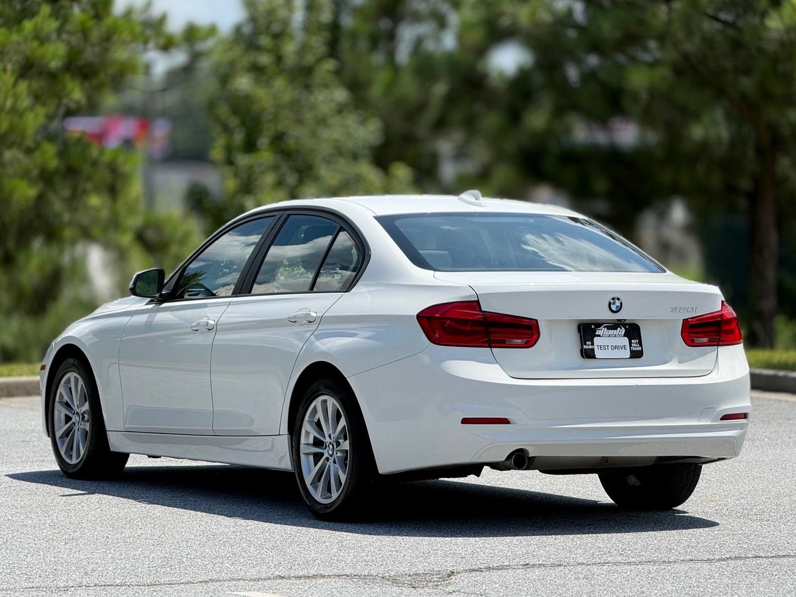 Used 2018 BMW 320i xDrive Sedan AWD/4WD image 10