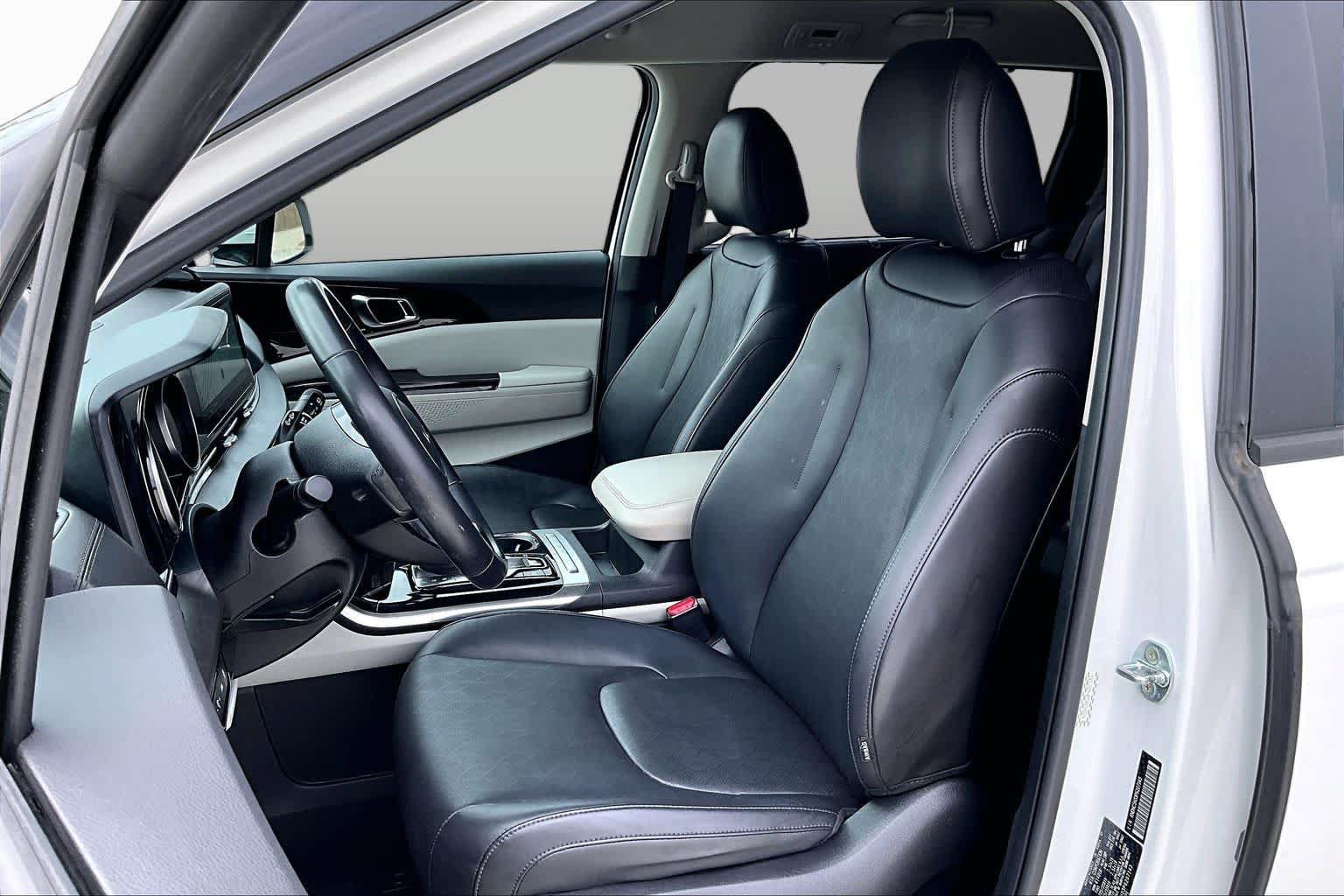 Used 2023 Kia Carnival EX FWD image 8
