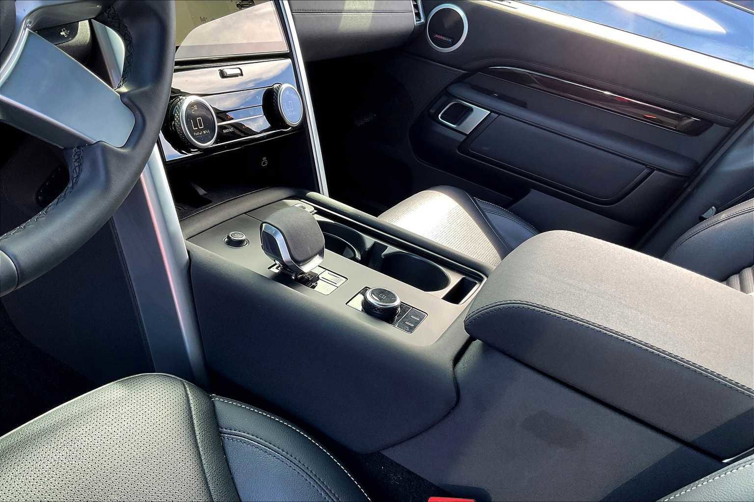 Used 2025 Land Rover Discovery S image 20