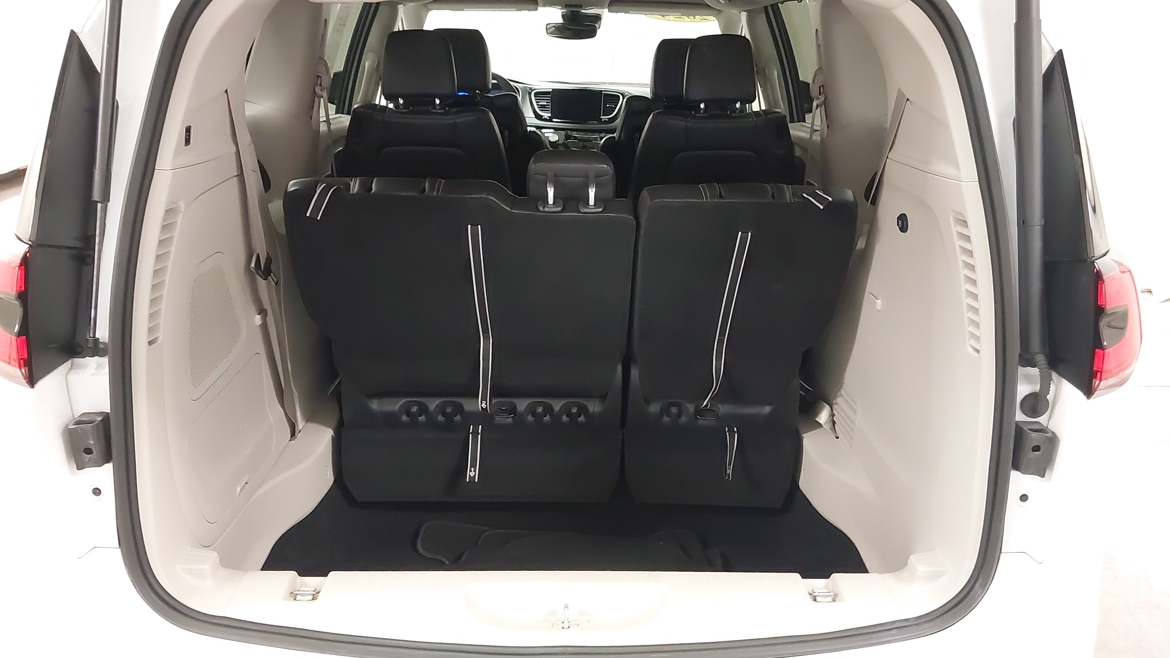 Used 2024 Chrysler Pacifica Touring-L w/ Uconnect Theater Family Group FWD image 26