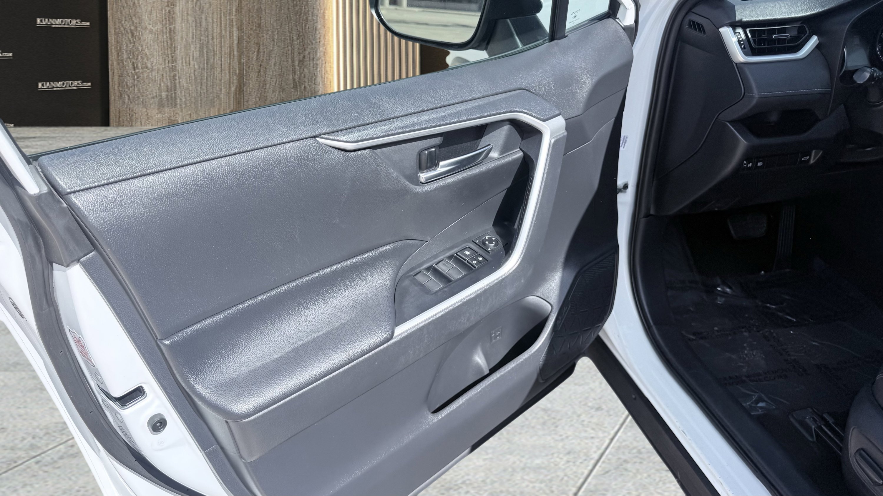 Used 2019 Toyota RAV4 XLE Premium image 26