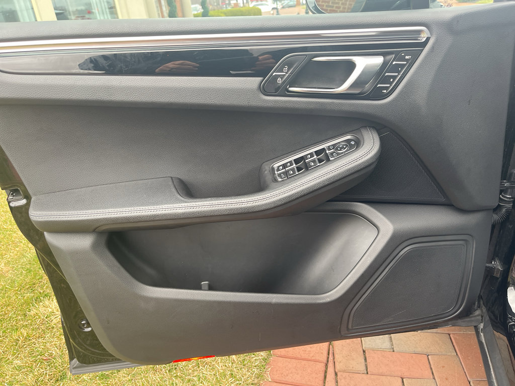 Used 2024 Porsche Macan Turbo image 18