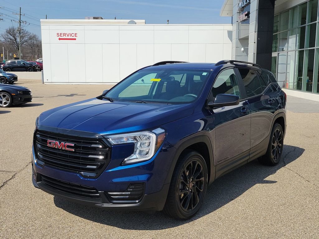 Used 2023 GMC Terrain SLE w/ Driver Convenience Package image 2