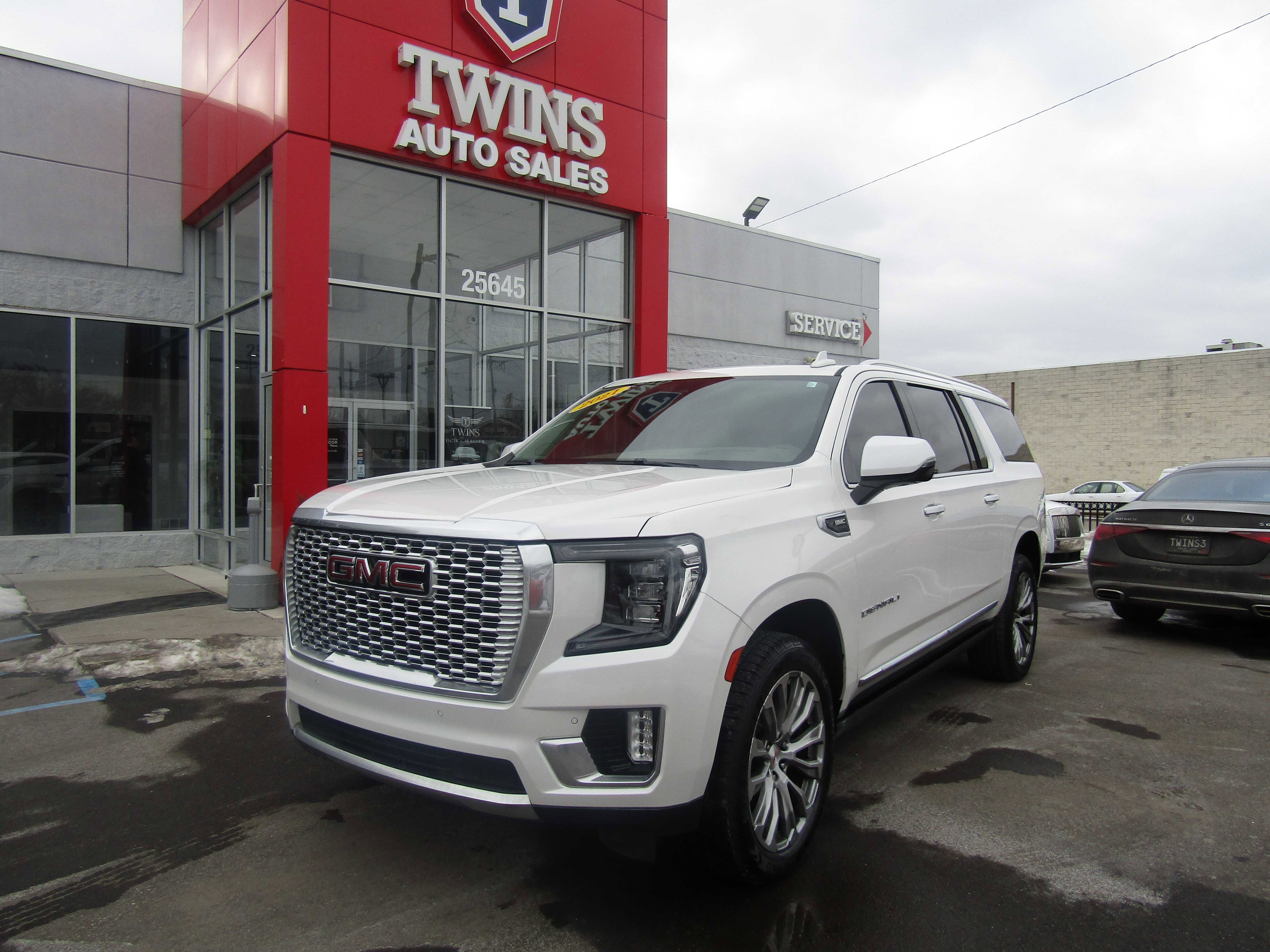 Used 2021 GMC Yukon XL Denali w/ Denali Premium Package image 2