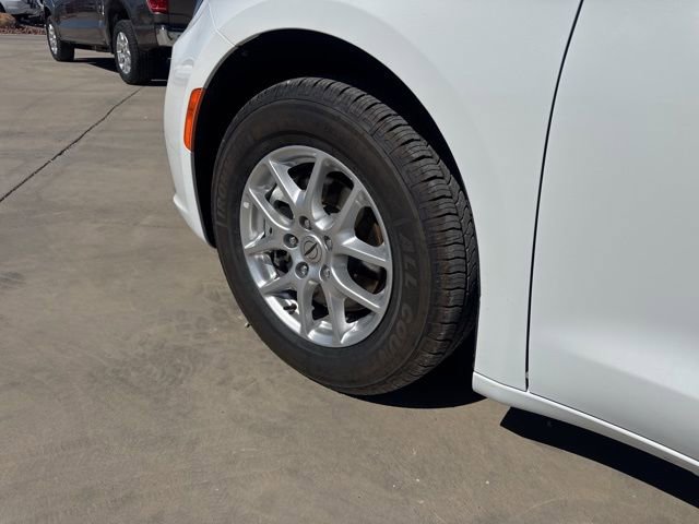 Certified 2023 Chrysler Pacifica Touring-L image 7