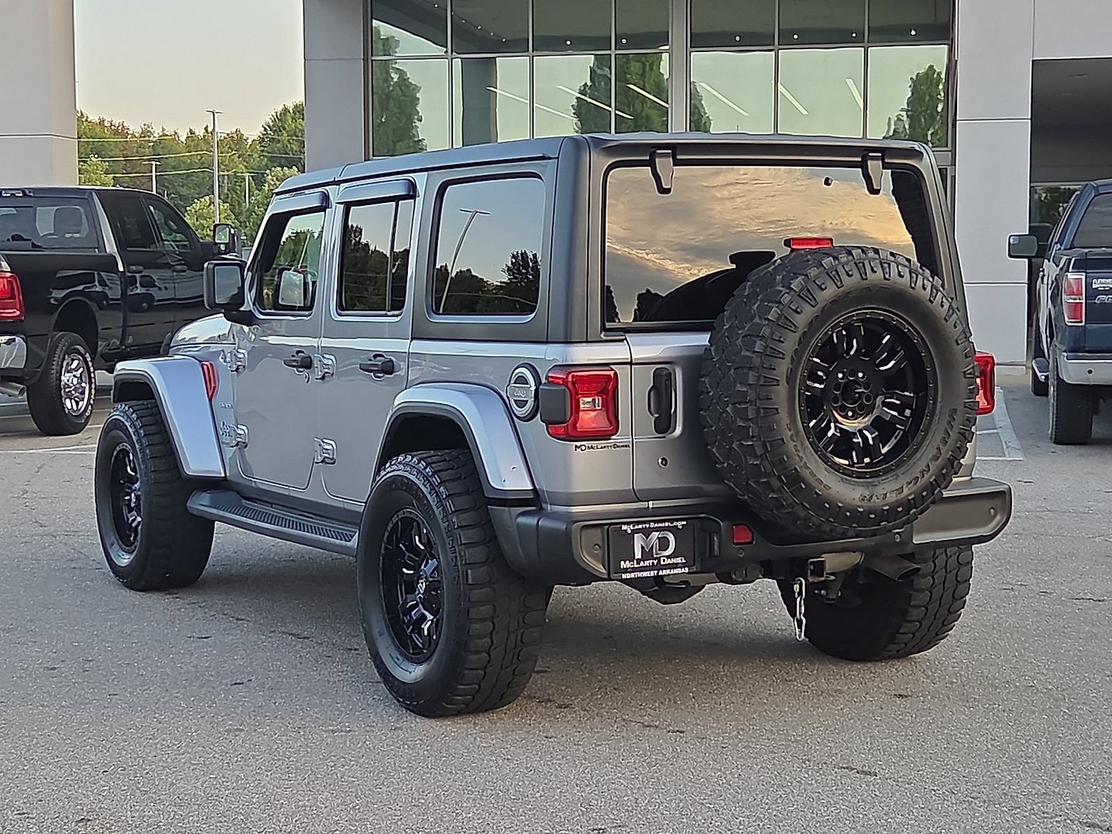 Used 2018 Jeep Wrangler Unlimited Sahara AWD/4WD image 4