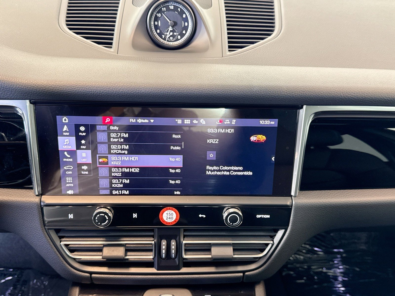 Certified 2025 Porsche Macan image 15