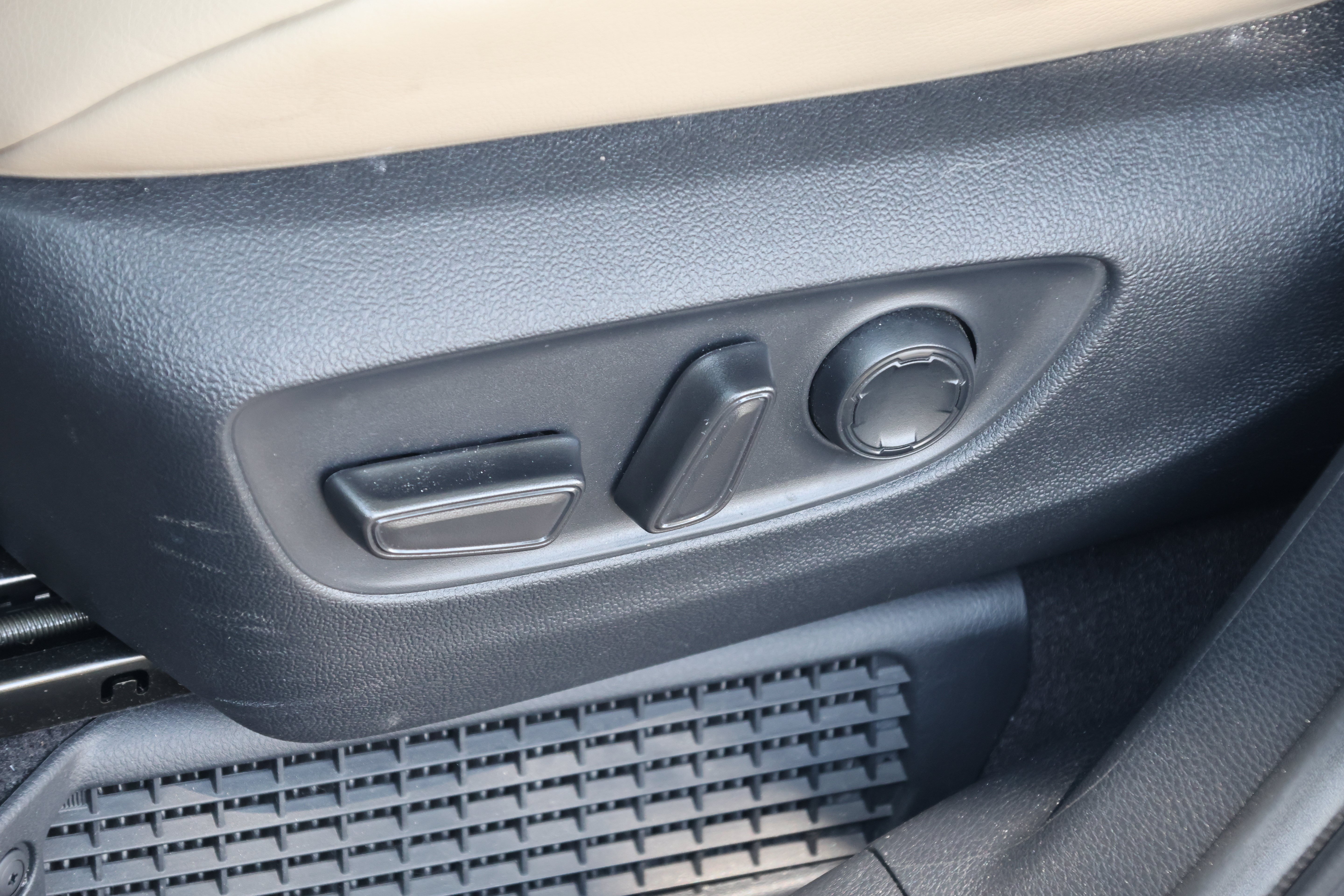 Used 2024 Toyota Sienna XLE w/ XLE Plus Package FWD image 31