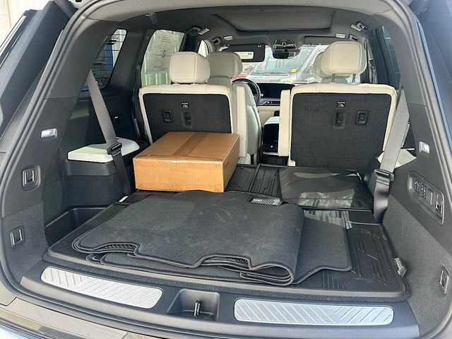 New 2026 Cadillac Vistiq Luxury w/ LPO, Floor Liner Package AWD/4WD image 6