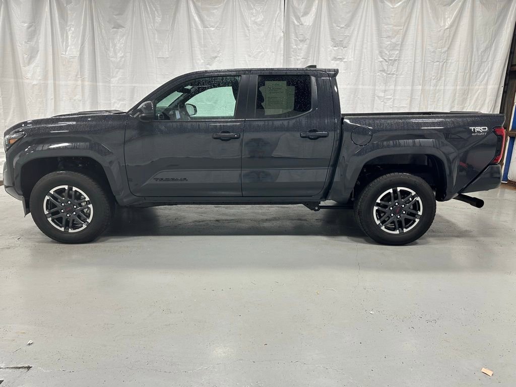 Used 2025 Toyota Tacoma TRD Sport AWD/4WD image 4