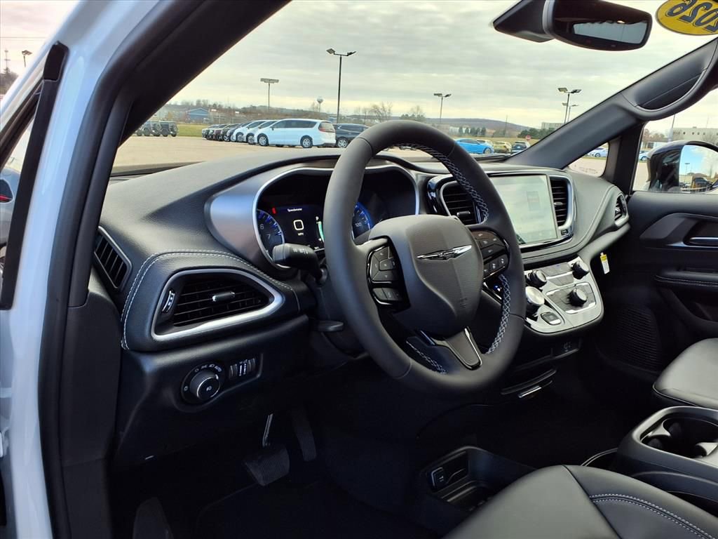 New 2026 Chrysler Pacifica Select w/ S Appearance Package AWD/4WD image 14