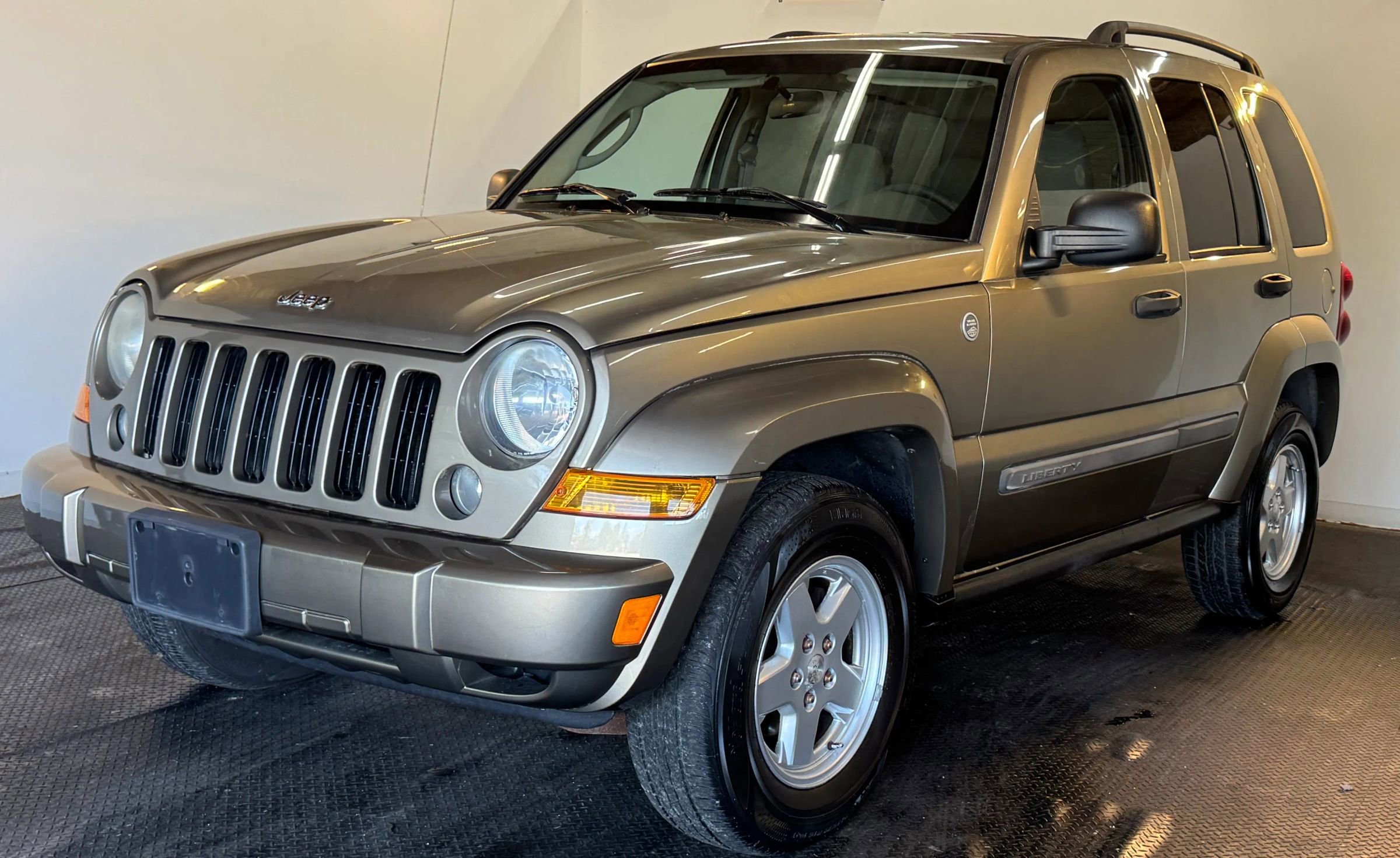 Used 2007 Jeep Liberty Sport AWD/4WD image 2