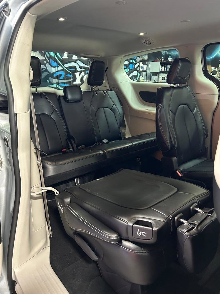 Used 2024 Chrysler Pacifica Touring-L image 17