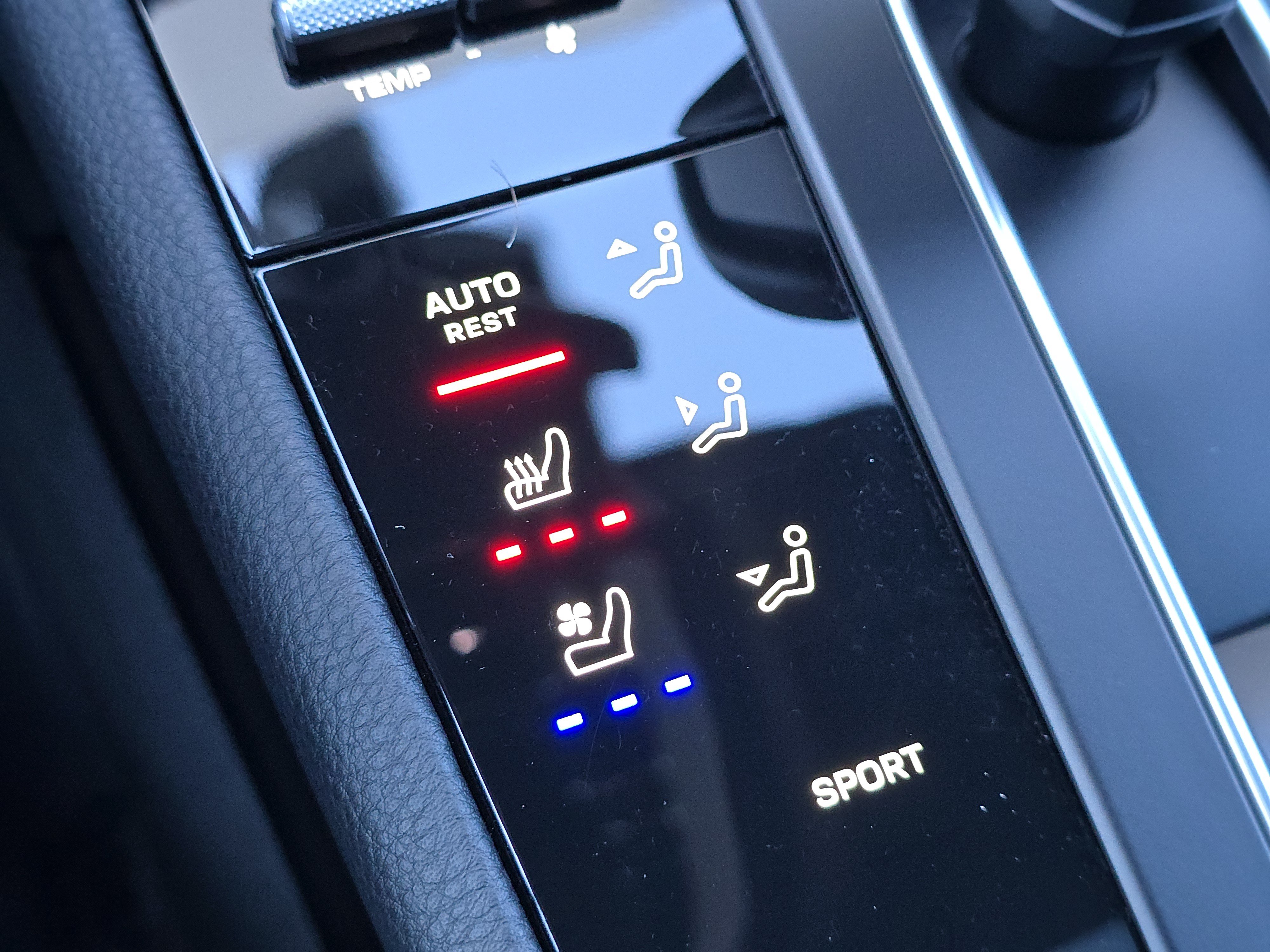 Certified 2025 Porsche Macan AWD/4WD image 25