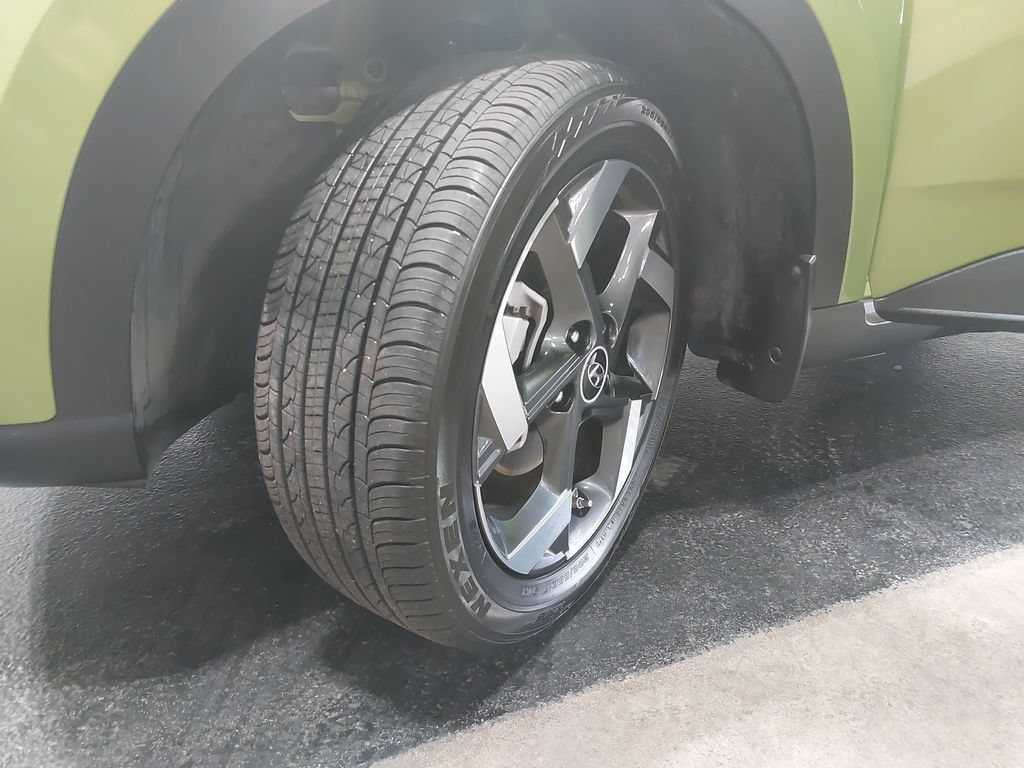 Certified 2024 Hyundai Venue SEL FWD image 32