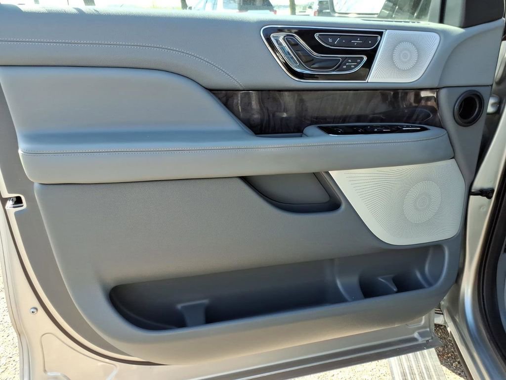 Used 2021 Lincoln Navigator Reserve w/ Luxury Package AWD/4WD image 16