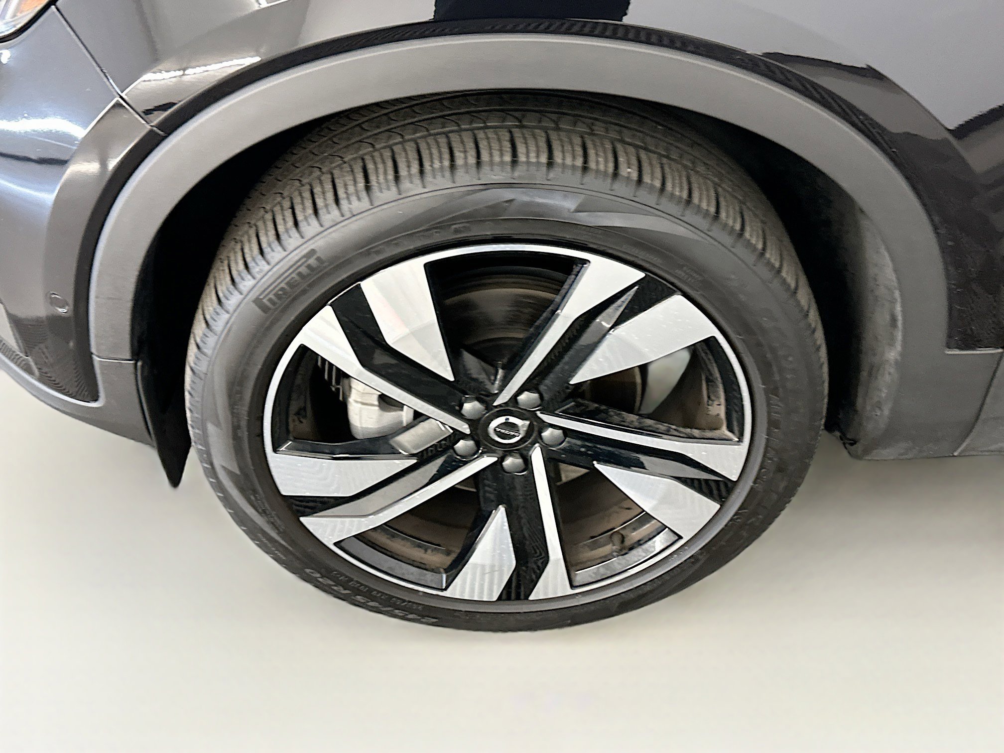 Used 2025 Volvo XC40 B5 Plus image 11