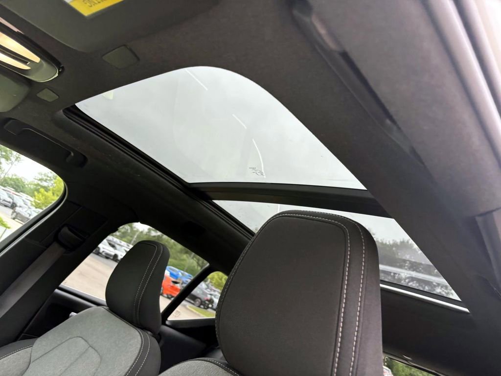 Used 2025 Volvo XC40 B5 Core image 25