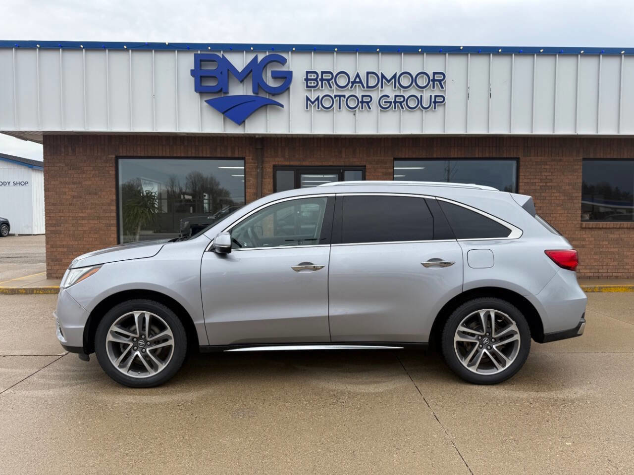 Used 2017 Acura MDX SH-AWD w/ Advance Package image 2