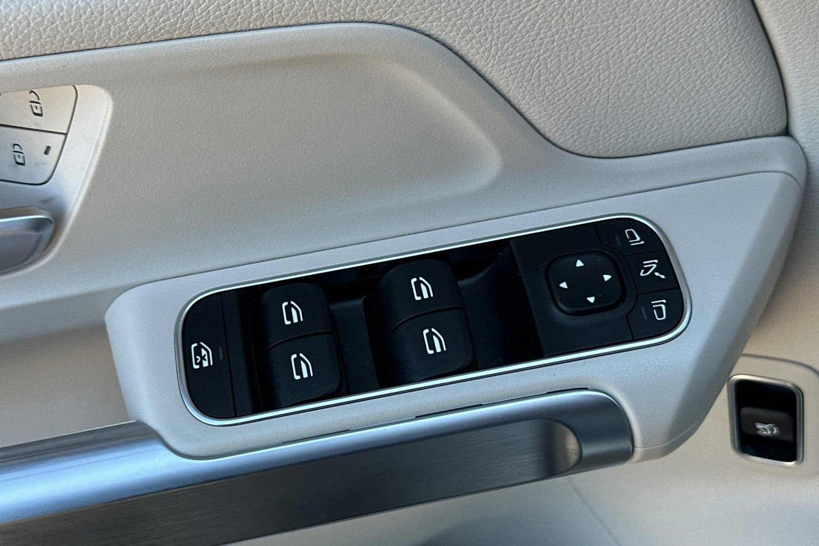 Certified 2025 Mercedes-Benz GLB 250 image 26