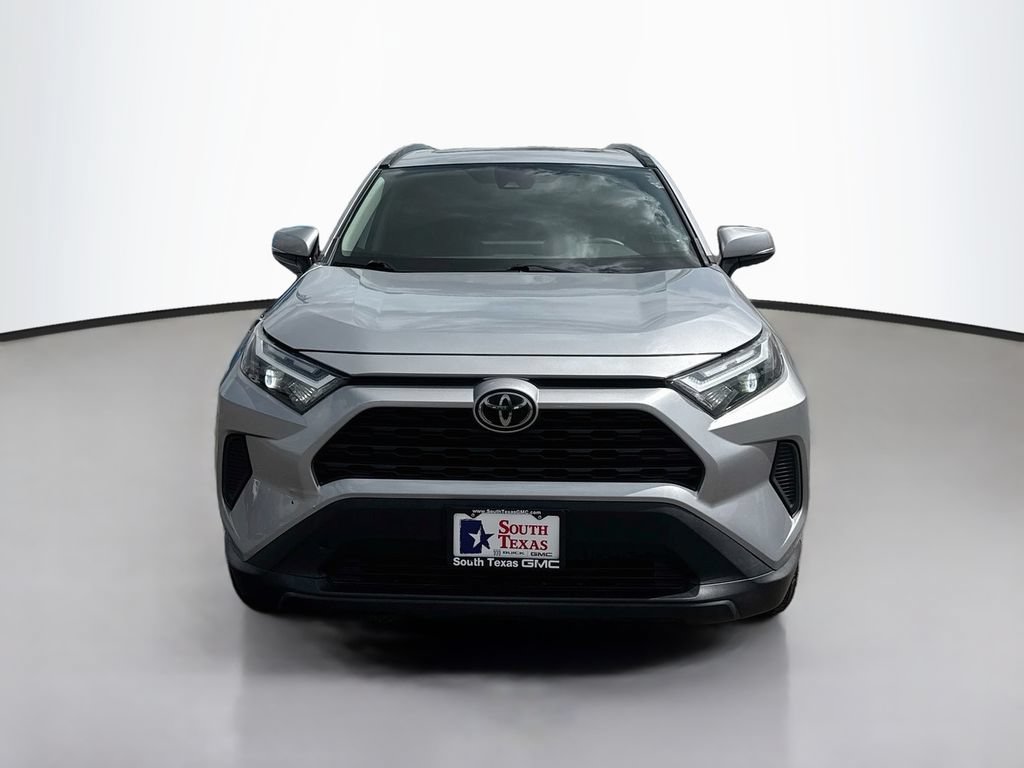 Used 2022 Toyota RAV4 XLE w/ Convenience Package FWD image 2